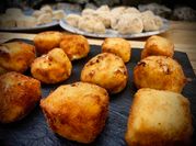 Una foto de croquetas de setas