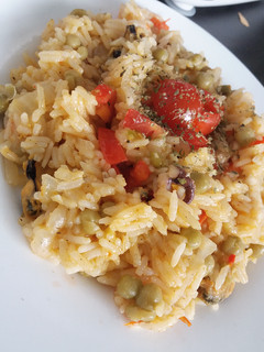 Una foto de Arroz con mix de mariscos toque de curry y vino blanco
