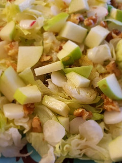 Una foto de Ensalada de nueces, manzana y rabanitos
