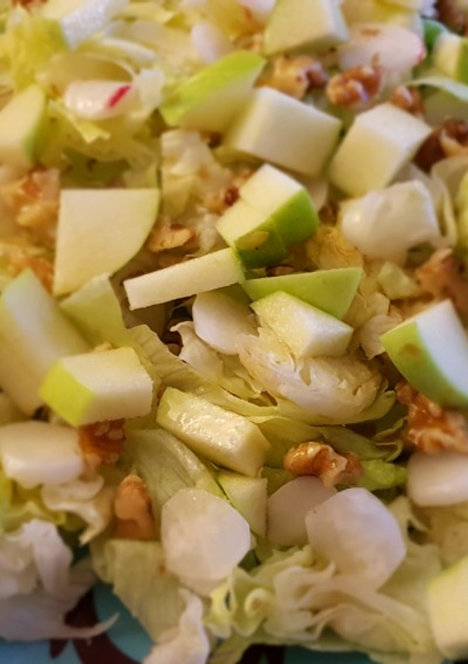 Una foto de Ensalada de nueces, manzana y rabanitos