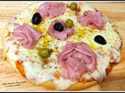 Una foto de pizza de mortadela