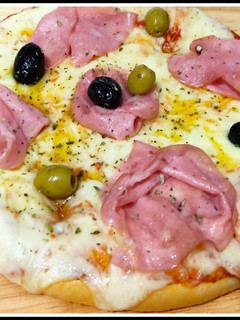Una foto de Pizza con mortadela Italiana