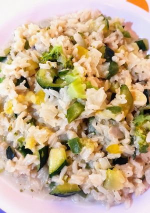Una foto de Risotto de arroz integral con verduras. Sin tacc - vegano 🌱