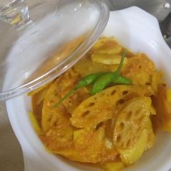 A picture of Lotusroots with potatoes.