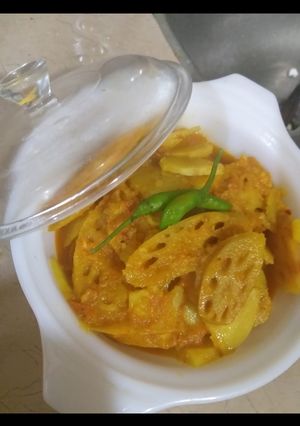 A picture of Lotusroots with potatoes.