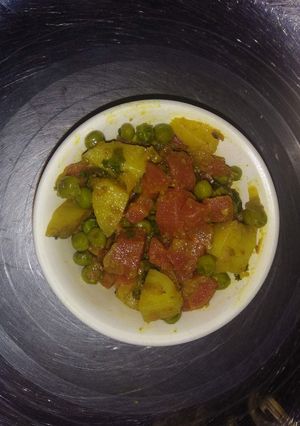 A picture of Gajar matar aalu ki sabzi.