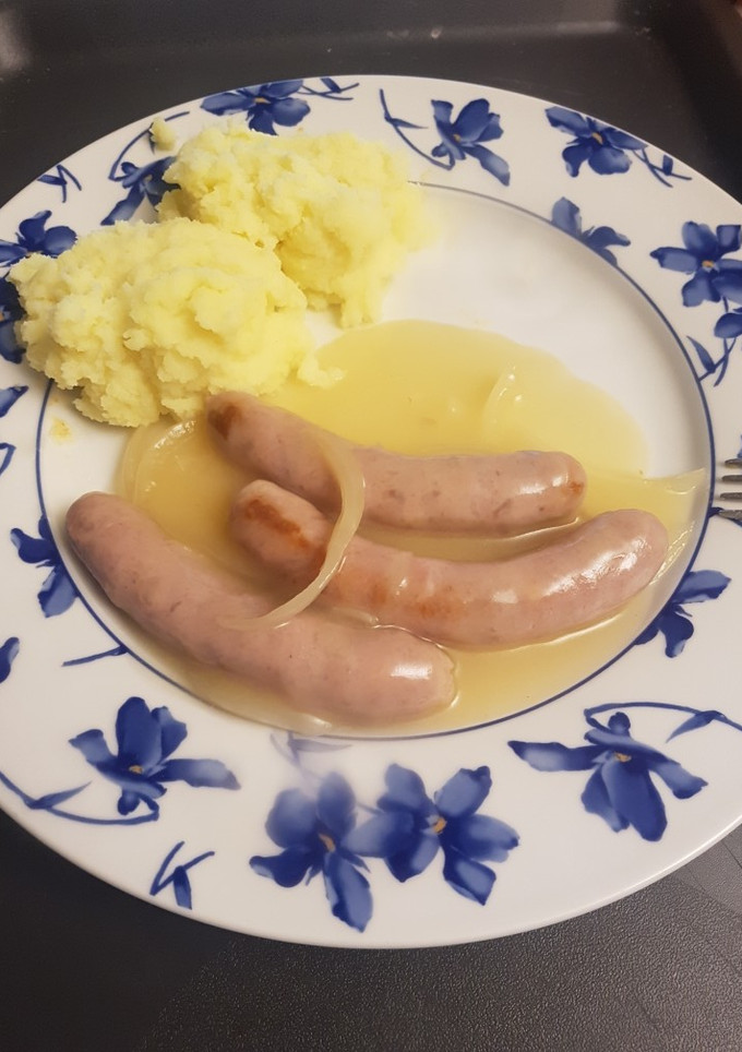 Una foto de Salchichas encebolladas al vino