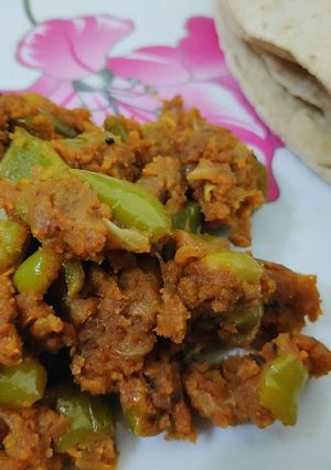 शिमला मिरचीचे बेसन (shimla mirchi besan recipe in marathi) रेसिपी चे मुख्य फोटो 