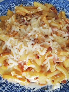 Una foto de Patatas Foster con huevo, bacon y queso