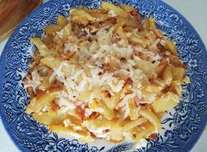 Una foto de Patatas Foster con huevo, bacon y queso