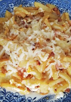 Una foto de Patatas Foster con huevo, bacon y queso
