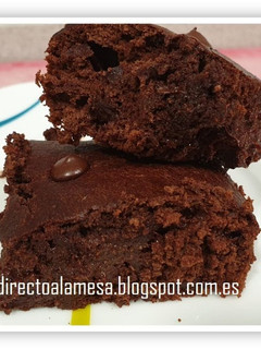 Una foto de Brownie proteico de plátano y cacao