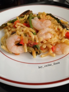 Una foto de Fideuá de verduras y gambas