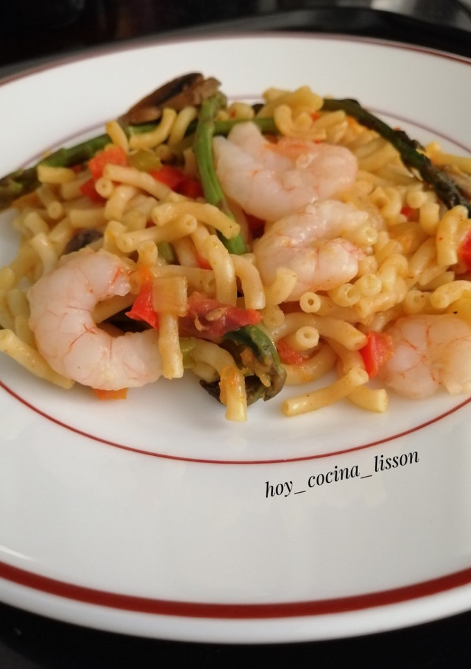 Una foto de Fideuá de verduras y gambas