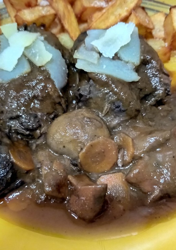 Una foto de Carrilleras de ternera al vino tinto, con falso parmesano