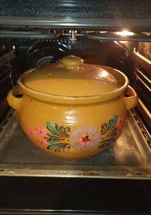 Töltött káposzta kolbászhússal, cserépedényben sütve recept fotója