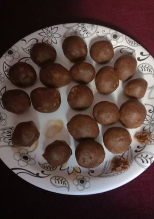 કોરોના ફાઈટર સુંઠ અને ગંઠોડા ની લાડુડી(Ginger And ganthoda Ni Laduli Recipe In Gujarati) રેસીપી મુખ્ય ફોટો