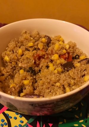 Una foto de Quinoa con verduras