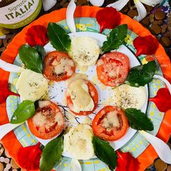 A picture of Caprese 🥗 salad cheese and tomato,bite and easy to make,appetiser,this is an Italian Salad.