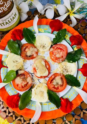 A picture of Caprese 🥗 salad cheese and tomato,bite and easy to make,appetiser,this is an Italian Salad.
