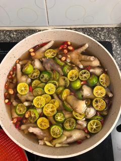 Hình của món Chân gà ngâm sả tắc.