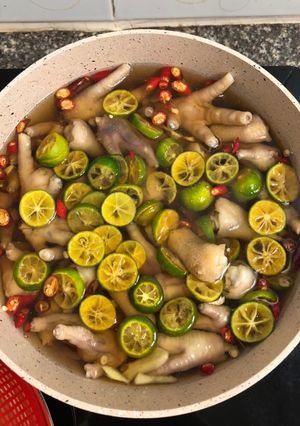 Hình của món Chân gà ngâm sả tắc.