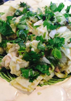Una foto de Chilaquiles verdes con pollo