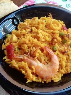 Una foto de Paella marinera de primavera 🥘