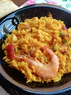 Una foto de Paella marinera de primavera 🥘