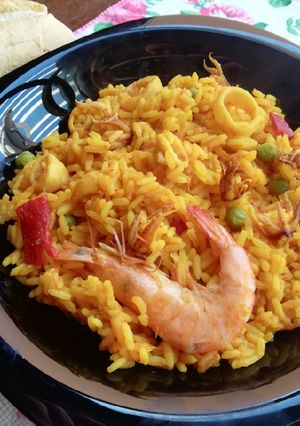 Una foto de Paella marinera de primavera 🥘