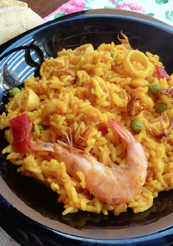 Una foto de Paella marinera de primavera 🥘