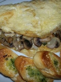 Una foto de Tortilla de huevos, bacalao y champiñones