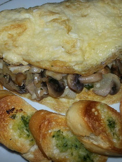 Una foto de Tortilla de huevos, bacalao y champiñones