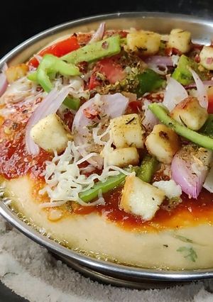 गव्हाच्या पिठाचा वेज पिझ्झा (veg pizza recipe in marathi) रेसिपी चे मुख्य फोटो 