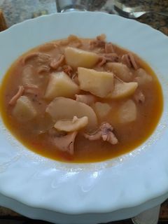Una foto de Guiso de chipirones con patatas