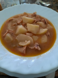 Una foto de Guiso de chipirones con patatas