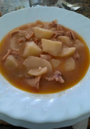 Una foto de Guiso de chipirones con patatas