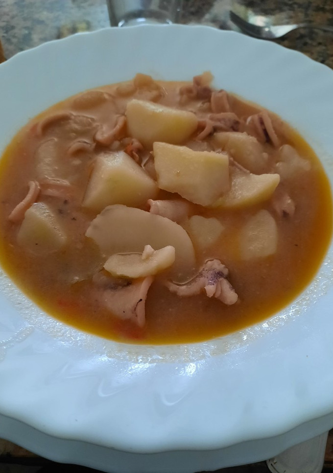 Una foto de Guiso de chipirones con patatas