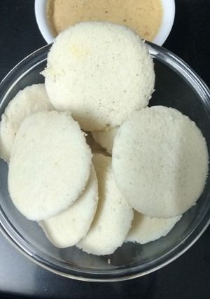 इडली(Idli recipe in Hindi) रेसिपी मुख्य फोटो