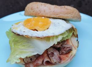 Una foto de Sándwich chivito uruguayo estilo mexa 👏🏼