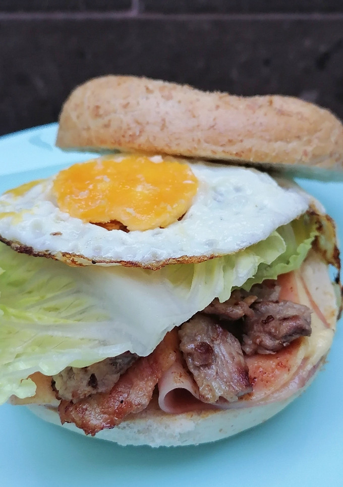 Una foto de Sándwich chivito uruguayo estilo mexa 👏🏼