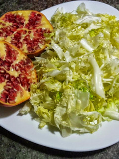 Una foto de Ensalada de granada y escarola