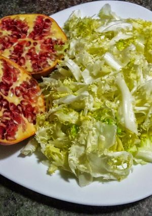 Una foto de Ensalada de granada y escarola