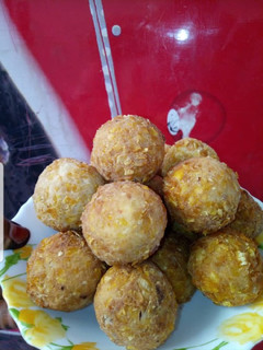 A picture of Yam balls.
