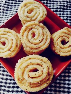इन्स्टंट खुसखुशीत बटर चकली (butter chakali recipe in marathi) रेसिपी चे मुख्य फोटो