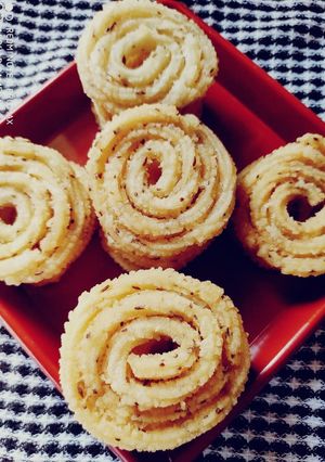 इन्स्टंट खुसखुशीत बटर चकली (butter chakali recipe in marathi) रेसिपी चे मुख्य फोटो 