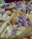 Papas fritas con salsa cheddar y panceta