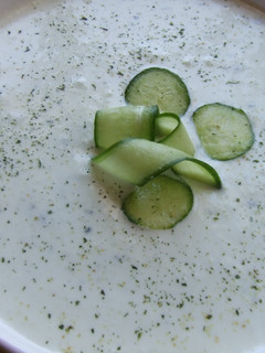 Una foto de Sopa fría de pepino con ajo y lima