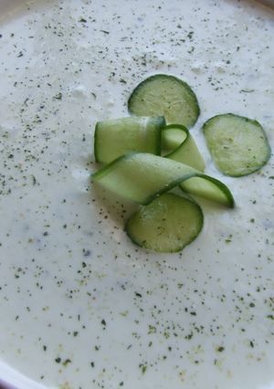 Foto principal de Sopa fría de pepino con ajo y lima