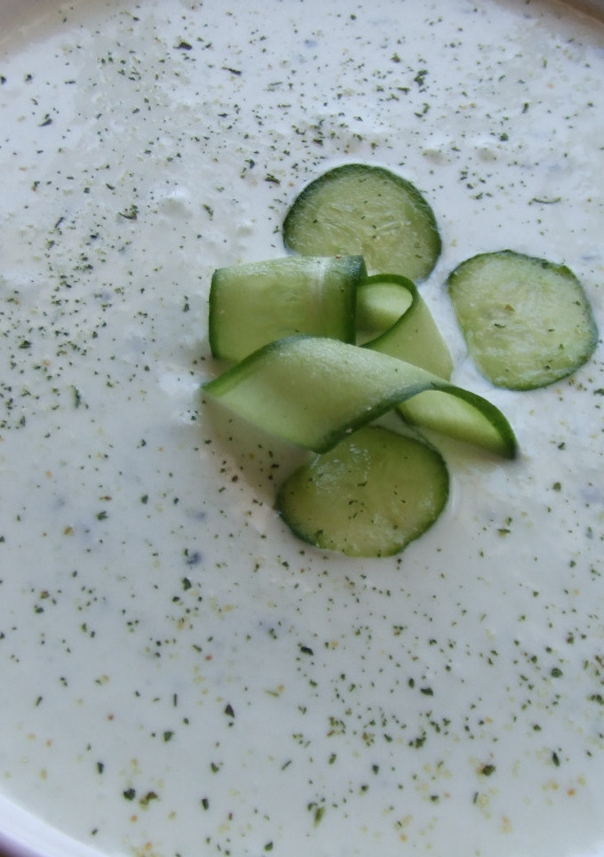 Una foto de Sopa fría de pepino con ajo y lima